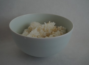 麦ごはんと飯わん <be>Rice with boiled barley and rice bowls