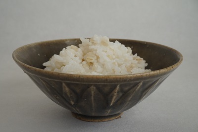 麦ごはんと飯わん <be>Rice with boiled barley and rice bowls