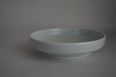 イ・キジョ先生の銅鑼（どら）形丸皿 <br>Round plate with vertical edge made by Prof. Lee Gee Jo