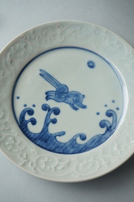 「波に兎」の5寸皿 <br>Rim plate with hare and wave by FUJITSUKA Mitsuo