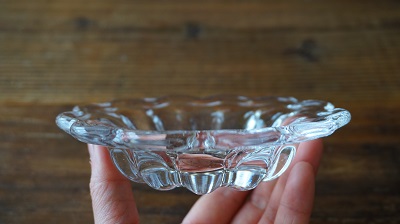 ガラスの輪花皿 <br>Flower-form dish of glass