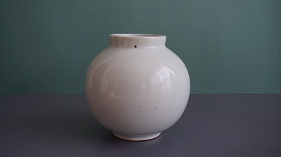 ヴィンテージ韓国白磁作品No.6 <br>Vintage white porcelain from Korea No.6