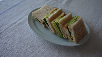 オーバル皿とサンドイッチ <br>Oval plate and sandwich