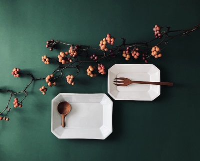 隅切り皿と木のカトラリー <br>Square plates and wooden cutlery