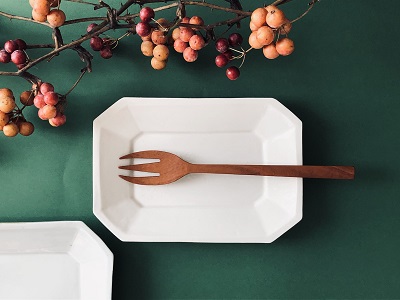 隅切り皿と木のカトラリー <br>Square plates and wooden cutlery