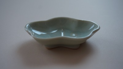 梅の豆皿 <br>Mamezara with plum shape