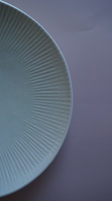 阿部春弥さんの白磁皿（約24㎝）<br>A 24cm-plate with curved lines